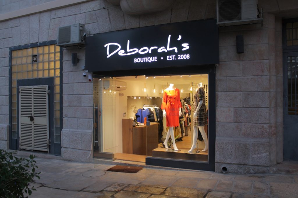 שלט מואר כניסה לחנות - שלטים מוארים לדלת ולחלון – נראות שמושכת לקוחות